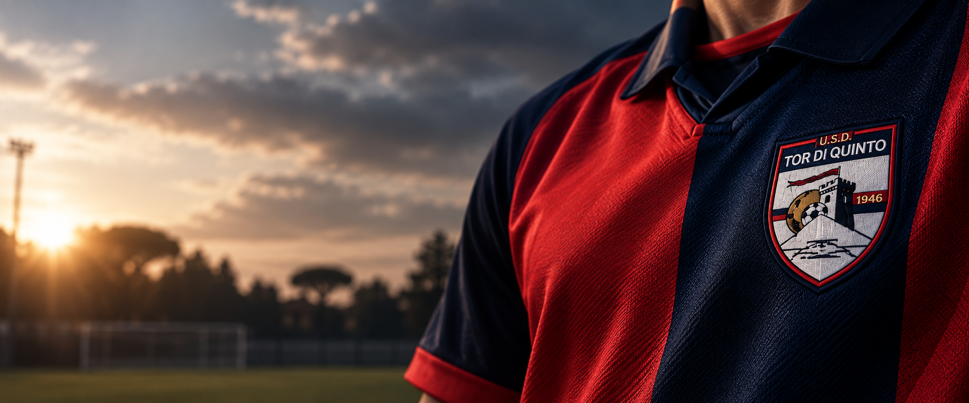 Maglia rossoblù del Tor di Quinto al campo al tramonto